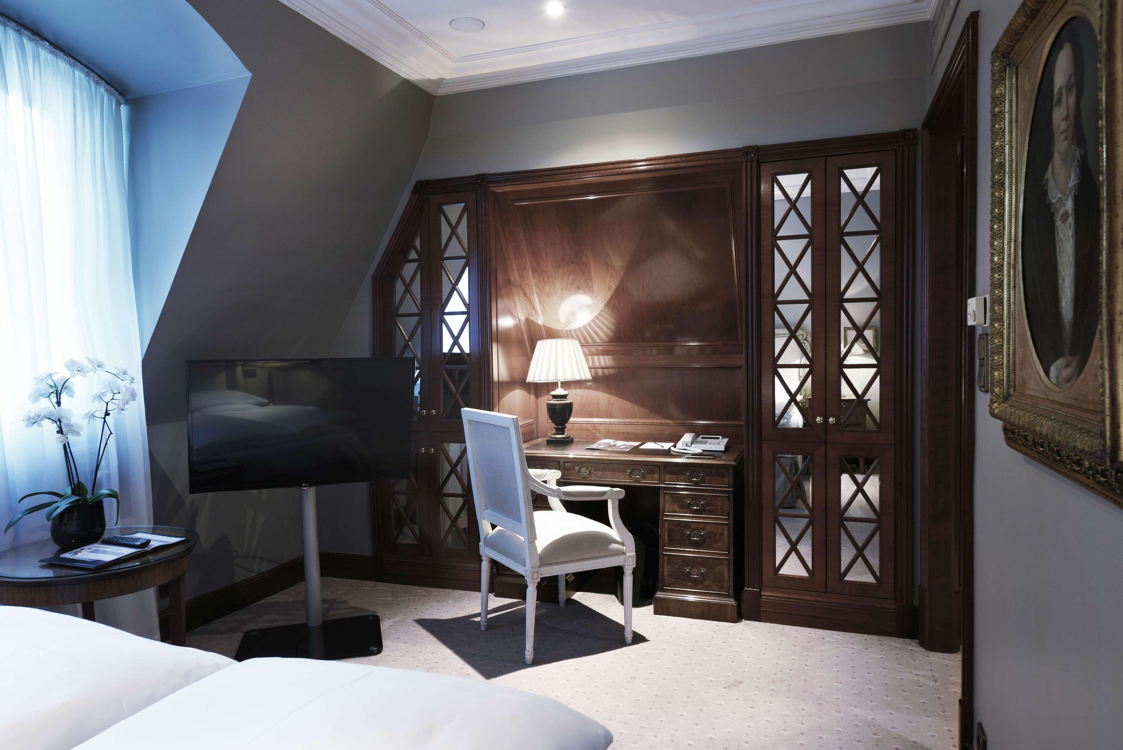 Schlosshotel Berlin Exterior photo A room at the hotel