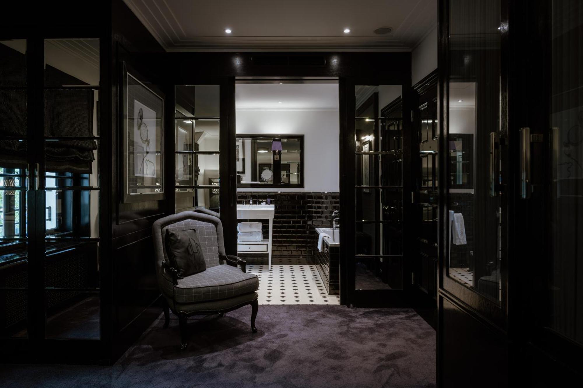 Schlosshotel Berlin Exterior photo The bathroom of a suite at The Ivy Hotel
